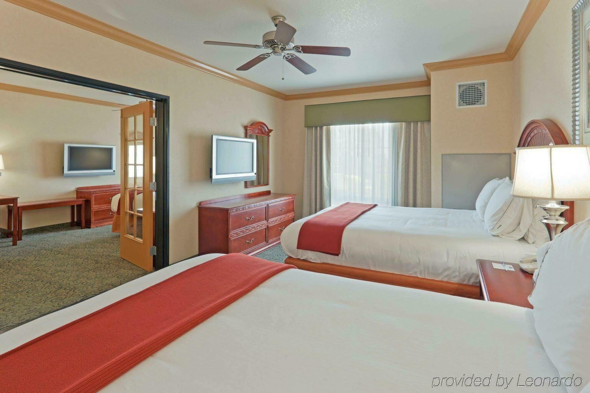 Holiday Inn Express & Suites Bakersfield Central Oda fotoğraf